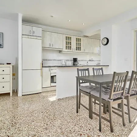 Bright And Spacious 2 Bed ネルハ